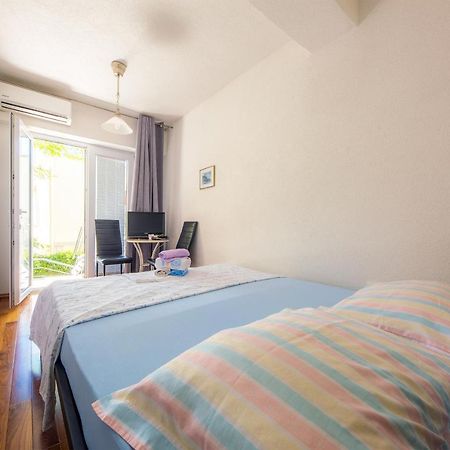 Eco-Apartments With Nice Garden Baska Voda Bagian luar foto