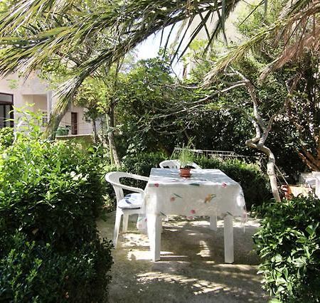 Eco-Apartments With Nice Garden Baska Voda Bagian luar foto