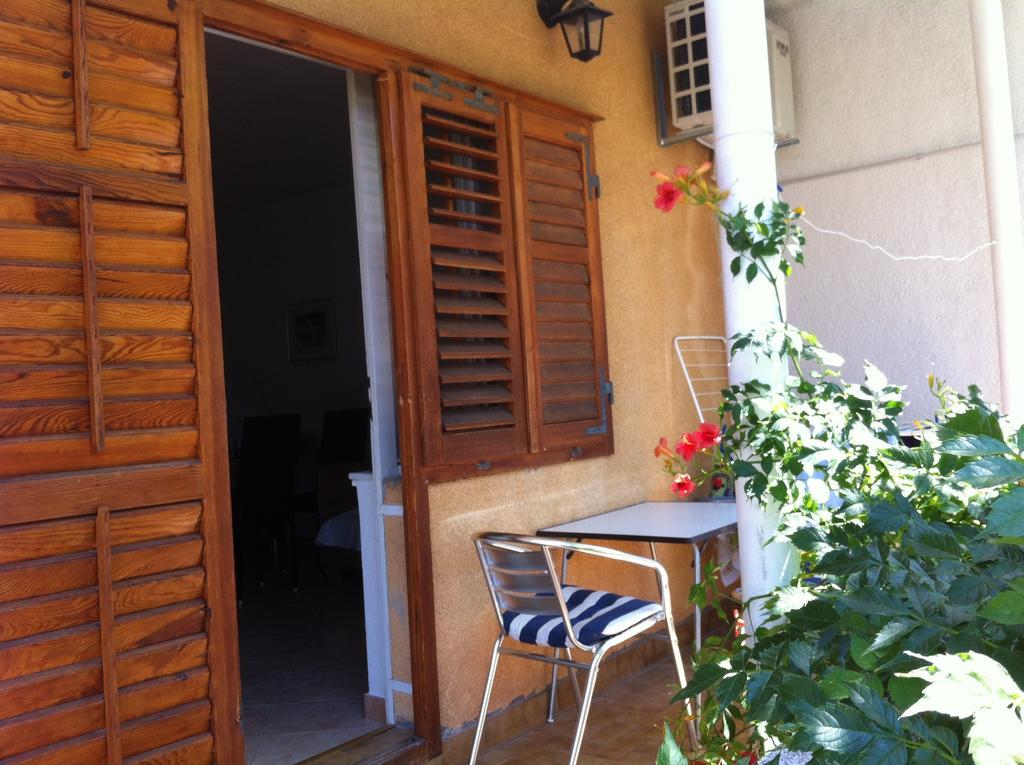 Eco-Apartments With Nice Garden Baska Voda Ruang foto