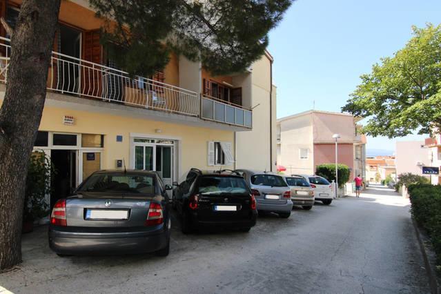 Eco-Apartments With Nice Garden Baska Voda Bagian luar foto