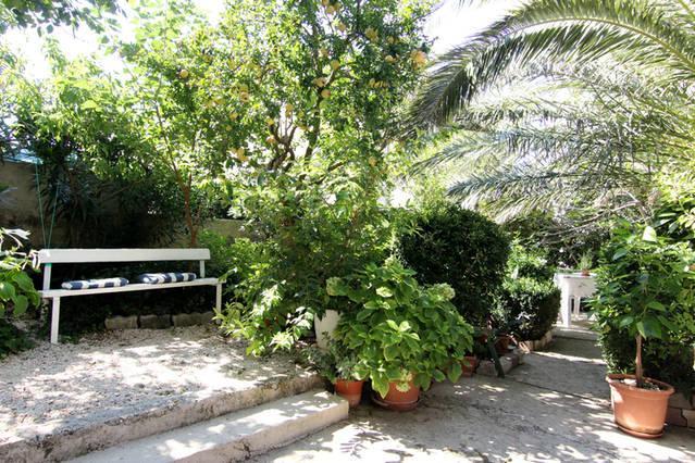 Eco-Apartments With Nice Garden Baska Voda Bagian luar foto
