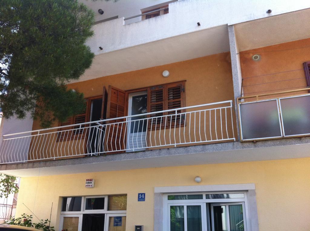 Eco-Apartments With Nice Garden Baska Voda Ruang foto